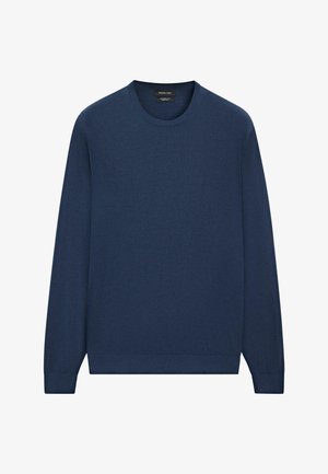 Granatowy sweter dziany z okrągłym dekoltem i długimi rękawami. Gładka faktura z ściągaczami przy mankietach i dolnym brzegu, cechujący się prostym, minimalistycznym wzornictwem.