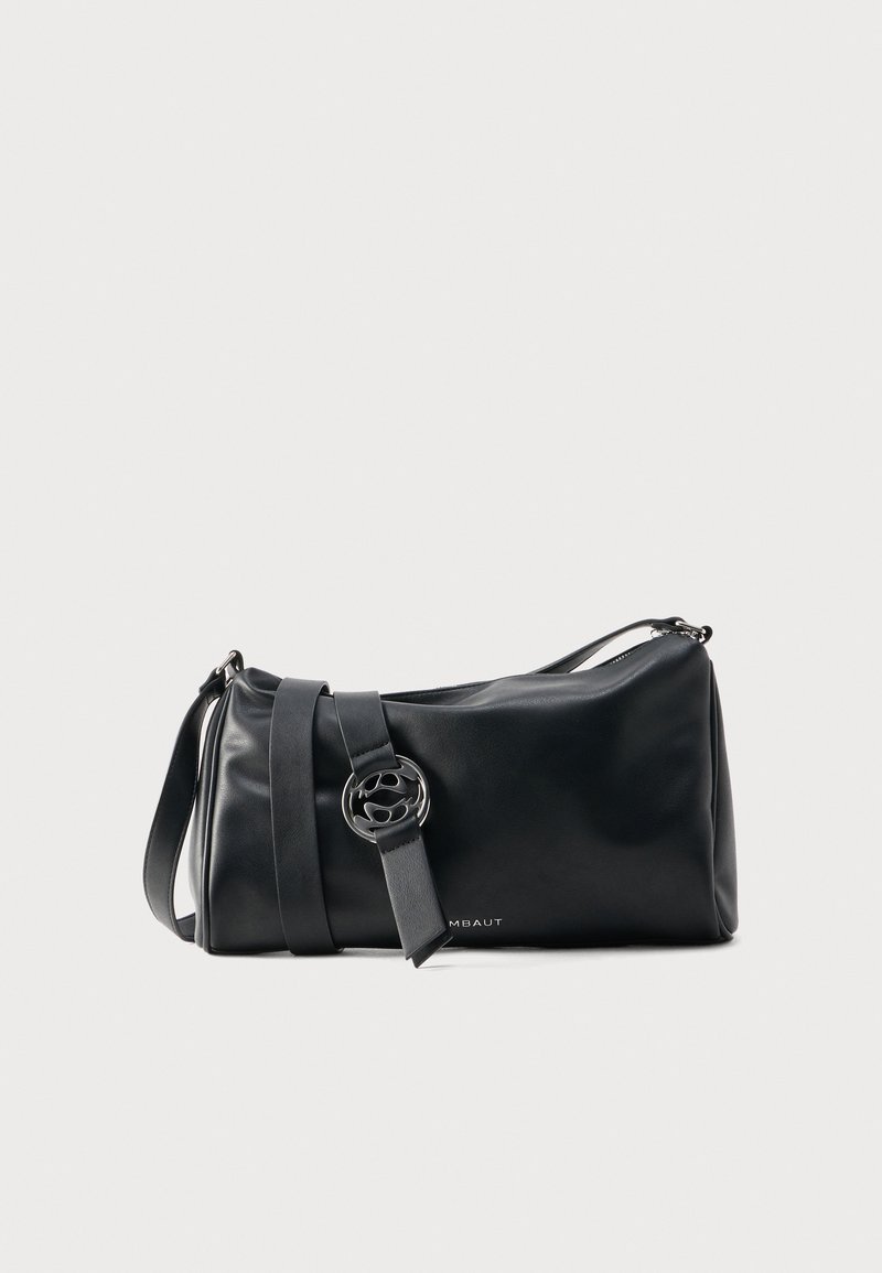 Μαύρη δερμάτινη τσάντα χειρός με φαρδιά λουρί και ασημένια κυκλική αγκράφα, σε μονόχρωμο φόντο.