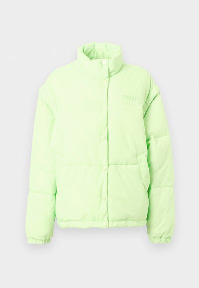 Heled roheline polsterdatud jakk kõrge kaelusega, pressnuppude ja elastsete mansettidega. Vasakul rinnal on logo ja külgedel taskud.