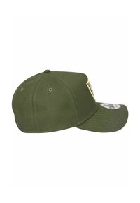 Grüner Hut mit gebogenem Schirm, aus strapazierfähigem Stoff gefertigt. Verfügt über Stickereidetails und Belüftungsöffnungen sowie ein Patch auf der Vorderseite.
