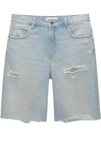 Pantaloncini in denim blu chiaro con un design strappato, caratterizzati da orli sfrangiati, chiusura con bottone e stile a cinque tasche standard.