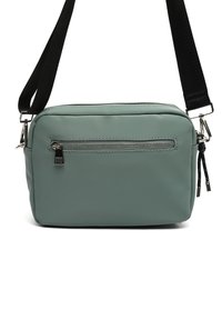 Borsa a tracolla sintetica verde con tasca frontale con zip, hardware argentato e tracolla nera regolabile. Texture liscia e forma rettangolare.