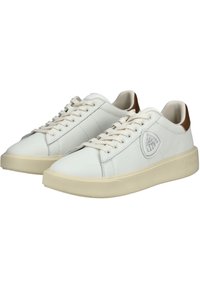 Weiße Leder-Sneaker mit beigen Gummisohlen, elongated Form, runder Zehenbereich und kontrastierenden braunen Fersendetails. Mit flachen Schnürsenkeln und Logo.