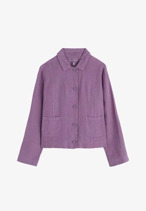 Lila Leinenjacke mit einem Kragen-Halsauschnitt, vorderem Knopfverschluss, zwei aufgesetzten Taschen und langen Ärmeln. Glatte Textur und entspannter Schnitt.