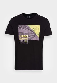 Svart bomullströja med grafiskt tryck av en urban miljö i gult och lila, med texten "URBN CULTURE 1990" och ikon av en glob.