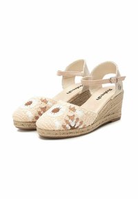 Alpargatas en tono beige con cuña, con diseños florales bordados, parte superior de tela, media suela de yute trenzado y correa ajustable en el tobillo. Suela plana.