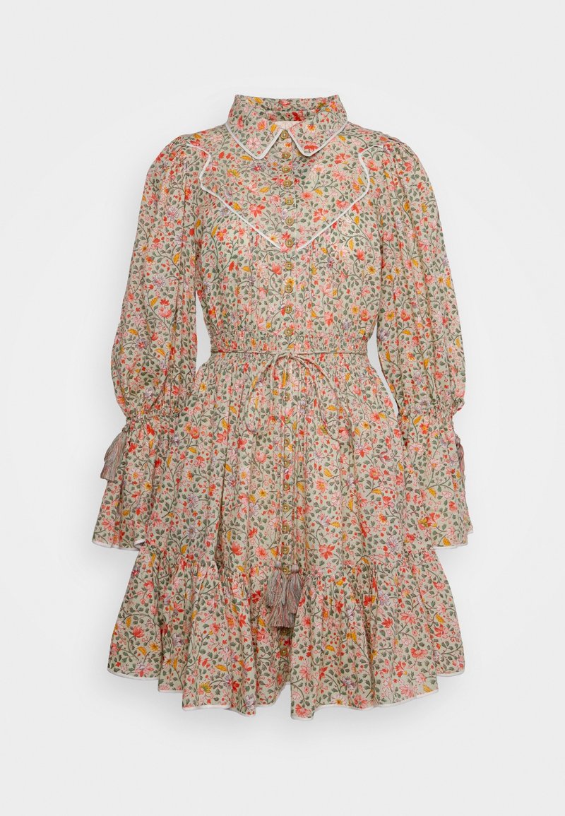 Robe florale en tissu léger avec un col, un devant à boutons, des manches volantes et une jupe évasée à volants. Présente des motifs rouges, orange et verts.