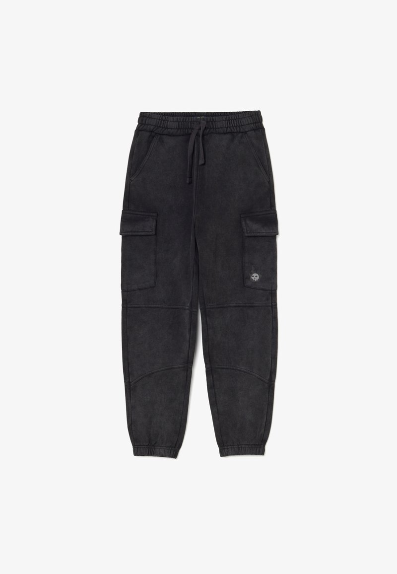 Zwarte cargojoggingbroek met elastische tailleband, trekkoord, zijdelingse flapzakken, gestikte kniekappen en een schedelvlamlogo op de linkerzak.