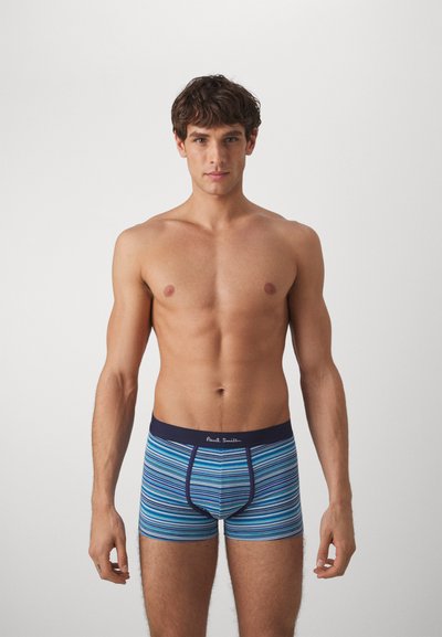 Herre boxertruser i blått med horisontale striper i varierende nyanser. Har en marineblå elastisk midjebånd med "Paul Smith"-logo. Glatt tekstur.