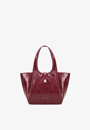 Bordeauxroter Ledertasche mit zwei Griffen, vorderem Knopfriemen und kleinem goldenen Logotext in der unteren Mitte.