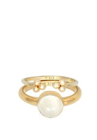 Guldtonet ringsæt med en central oval falsk perle, to ringe med perle accenter, glatte overflader og stemplet med 925 sølvstempel.