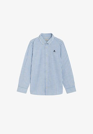 Camisa de manga larga con botones, de rayas verticales en azul claro y blanco, con un pequeño logo de calavera negra en el pecho izquierdo.