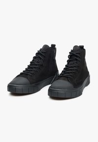 Czarne sneakersy za kostkę z zamszowej cholewki, gumowym noskiem, teksturowaną podeszwą oraz podwójnym zamkiem błyskawicznym i sznurowaniem dla bezpiecznego dopasowania.