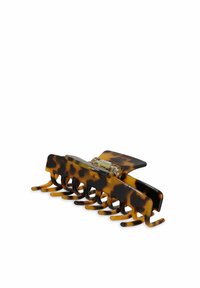 Sköldpaddsmönstrad hårklämma i plast. Har en böjd design med en gångjärnsöppning och flera gripande taggar för ett säkert grepp.