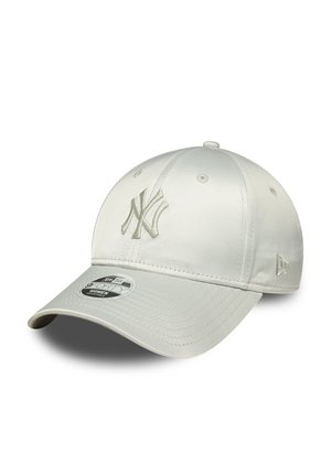 Biała czapka z daszkiem New York Yankees z zaokrąglonym daszkiem i regulowanym paskiem, ozdobiona haftowanymi logo z przodu i po boku.