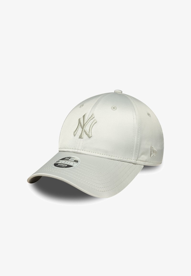 Casquette de baseball blanche des New York Yankees avec visière courbée et sangle ajustable, ornée de logos brodés à l'avant et sur le côté.