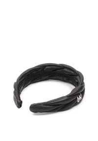 Schwarzes Lederhaarband mit geflochtenem Design, das eine glatte Textur und subtile silberne hardware-Akzente aufweist. Gewölbte Form für einen engen Sitz.