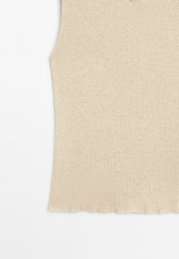 Top in maglia beige con scollo tondo e orlo leggermente ondulato. Il tessuto ha una consistenza morbida e una leggera lucentezza.