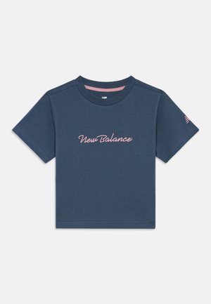 Camiseta cortada azul con el texto "New Balance" en rosa centrado en el pecho y un pequeño logo rosa en la manga izquierda.