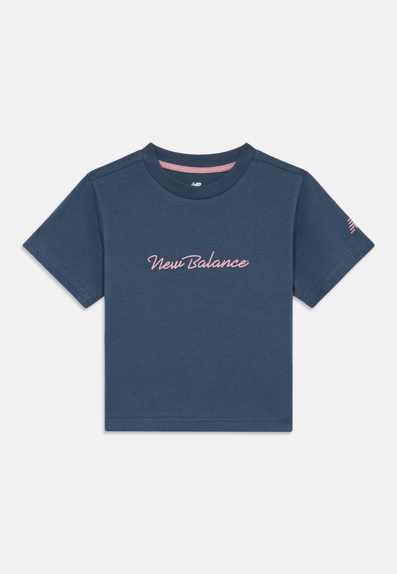 Sinine lühikeste varrukatega T-särk, millel on roosa "New Balance" tekst keskelt rinnal ja väike roosa logo vasakul varrukal.