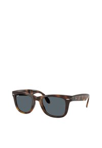Gafas de sol rectangulares de carey con lentes oscuros. Incluyen acentos redondos en las monturas y el logo de Ray-Ban en las patillas.