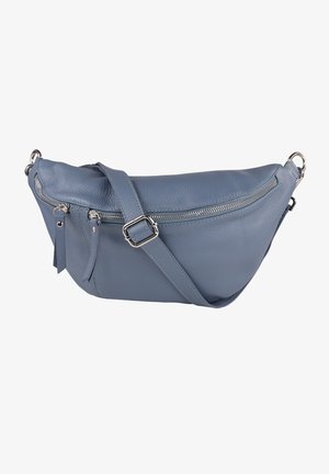 Blauwe leren crossbodytas met zilveren ritssluiting, verstelbare riem en twee kleine voorvakken met rits op witte achtergrond.