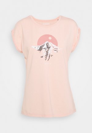 Lichtroze T-shirt met korte mouwen met een graphic van een berg, rode concentrische cirkels erboven en het woord Mönch onderaan.