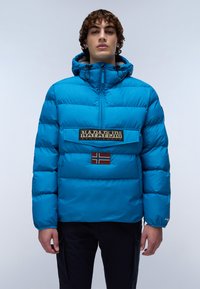 Blauw gewatteerd jack met een hoge kraag, halve rits en een voorzak met klep. Heeft een logo patch en een accent van de Noorse vlag. Gladde textuur.