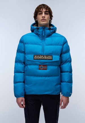 Blauw gewatteerd jack met een hoge kraag, halve rits en een voorzak met klep. Heeft een logo patch en een accent van de Noorse vlag. Gladde textuur.