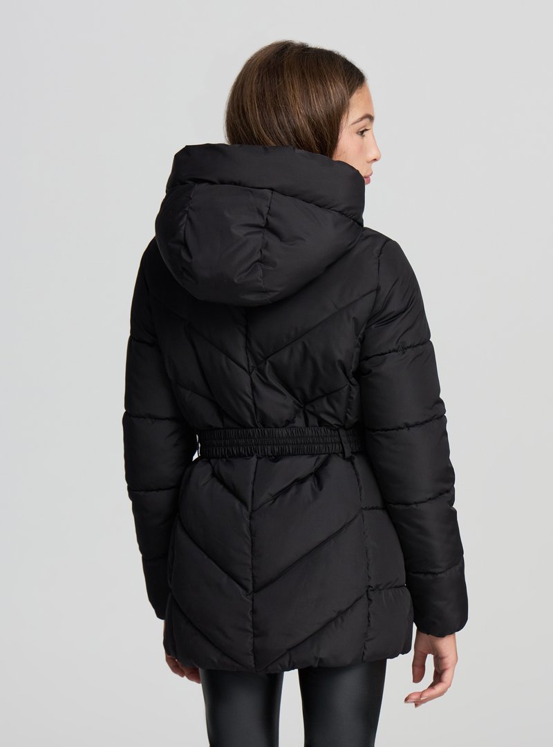Czarna pikowana kurtka z kapturem, z paskiem w talii oraz geometrycznym wzorem pikowania na plecach i bokach.