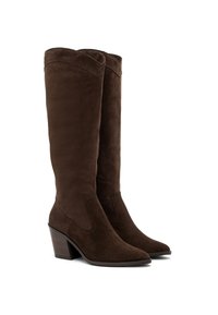 Brązowe zamszowe kozaki do kolan z wąskim noskiem, elastycznymi bocznymi panelami i grubym obcasem. Gładka tekstura i prosty design.