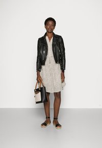 Selected Femme SLFDAMINA 7/8 DRESS - Skjortekjole - sandshell