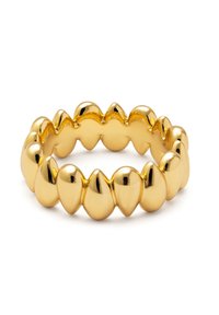 Anello in oro con una serie di forme ovali dalle finiture lucide, progettato con un bordo scallopato, creando un aspetto testurizzato.