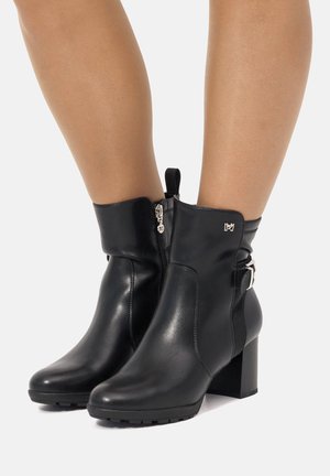 Stivaletti con plateau - black