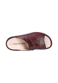 Finn Comfort slipper sandaal in gestructureerd bordeauxleer met drie brede bandjes, open teen en gevoerd voetbed; gestempeld logo aan de binnenkant.