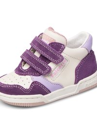 Sneaker bianco e viola realizzato in suede e pelle, dotato di due strap in velcro, punta perforata e suola in gomma testurizzata.