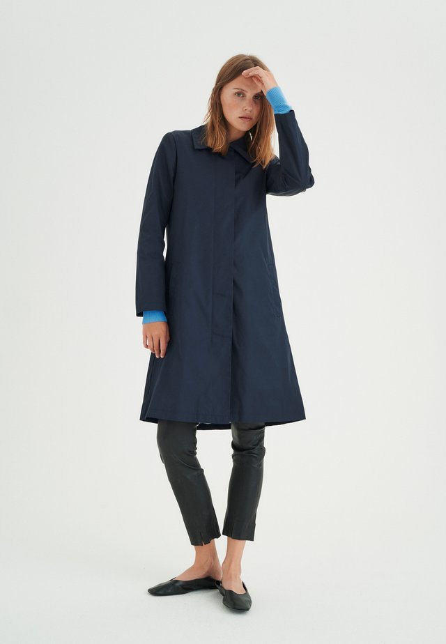 JOYCE - Halflange jas - marine blue