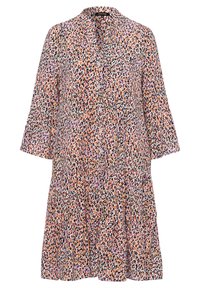 Vestido de estampado floral con cuello, mangas acampanadas de tres cuartos y diseño en capas en tonos de rosa, naranja y negro sobre un fondo claro.