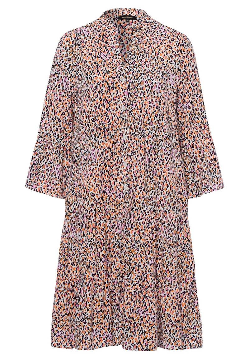 Vestido de estampado floral con cuello, mangas acampanadas de tres cuartos y diseño en capas en tonos de rosa, naranja y negro sobre un fondo claro.