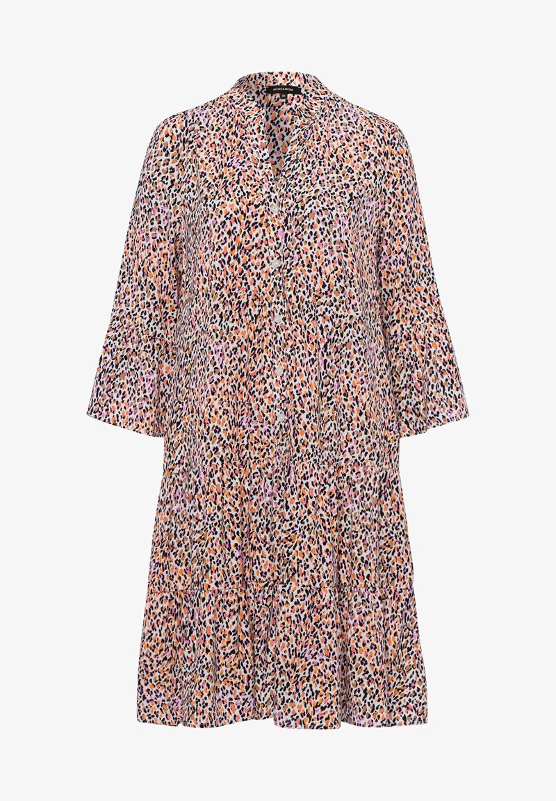 Vestido de estampado floral con cuello, mangas acampanadas de tres cuartos y diseño en capas en tonos de rosa, naranja y negro sobre un fondo claro.