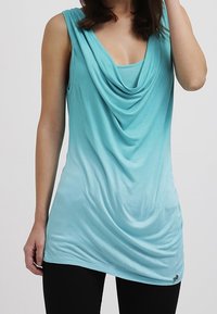 Un top senza maniche in turchese con scollatura drappeggiata e tessuti sovrapposti, caratterizzato da una texture liscia e una silhouette leggermente allungata.