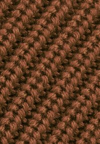 Tessuto marrone lavorato a maglia con trama testurizzata, caratterizzato da un fitto motivo di anelli e fili, che offre un aspetto caldo e accogliente.