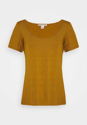 Camiseta de mujer amarilla mostaza de manga corta con escote redondo, diseño liso y etiqueta visible en el interior del cuello.