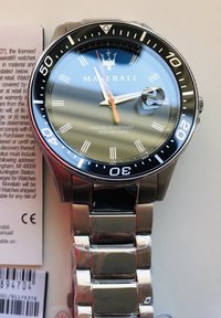 Orologio Maserati in acciaio inossidabile con quadrante blu-grigio, lunetta nera, indicatori delle ore argentati e lancetta dei minuti arancione; impermeabile fino a 100 metri.