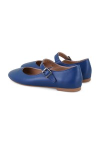 Blaue Leder-Balletschuhe mit runder Zehenpartie, Knöchelriemen und silberner Schnalle; strukturierte Oberfläche und flache Sohlen.