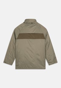 Veste légère olive avec un panneau marron horizontal dans le dos, dotée d'un col montant et d'une fermeture à boutons-pression.