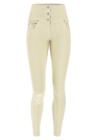 Jeans skinny a vita alta in denim beige chiaro con chiusura a tre bottoni, tasche frontali e dettagli strappati su un ginocchio.