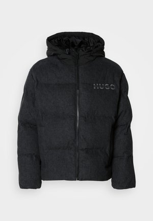 Tumehall puffer-jakk koos kapuutsiga, esipoolne tõmblukk ja elastsed mansetid. Must "HUGO" logo vasakul rinnal. Sile tekstuur.