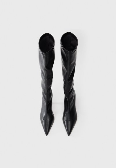 Cizme negre din piele, până la genunchi, cu vârf ascuțit, design ajustat și textură netedă; au o parte superioară largă, fără accente vizibile.