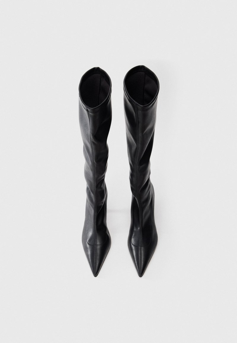 Schwarze Lederstiefel bis zum Knie mit spitzem Zehenbereich, eng anliegendem Design und glatter Textur; verfügen über einen schlaffen oberen Abschnitt ohne sichtbare Akzente.